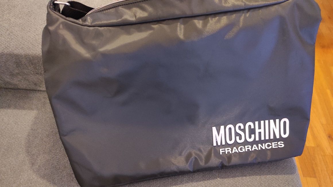 Excelente saco de desporto de alça ou a tira colo da Moschino,novo .