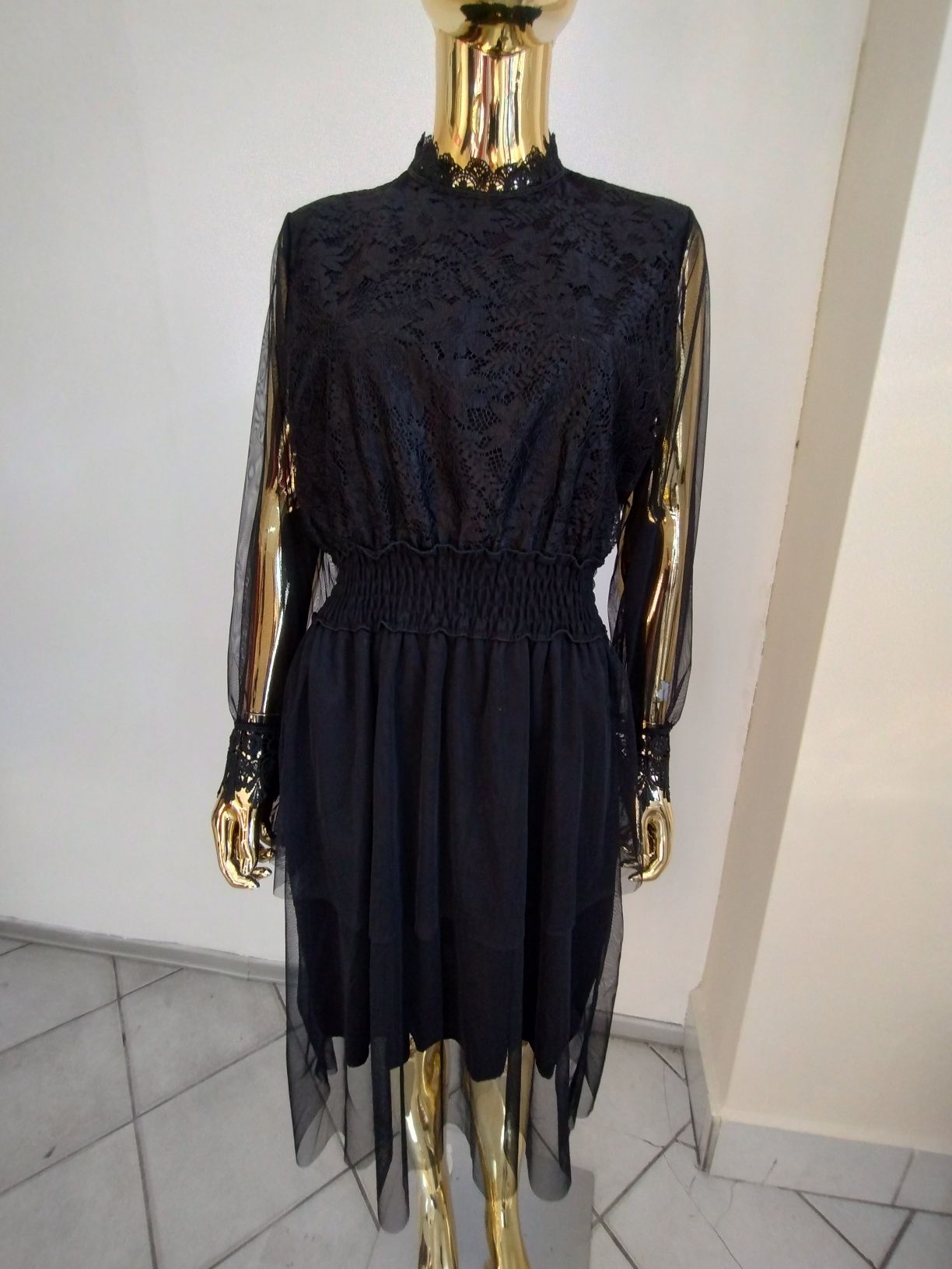 Elegancka czarna sukienka koktajlowa