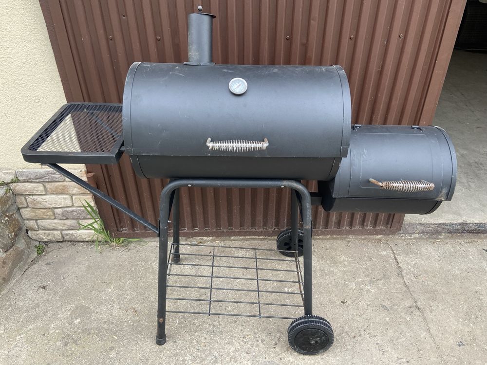 Grill z funkcją wędzarni