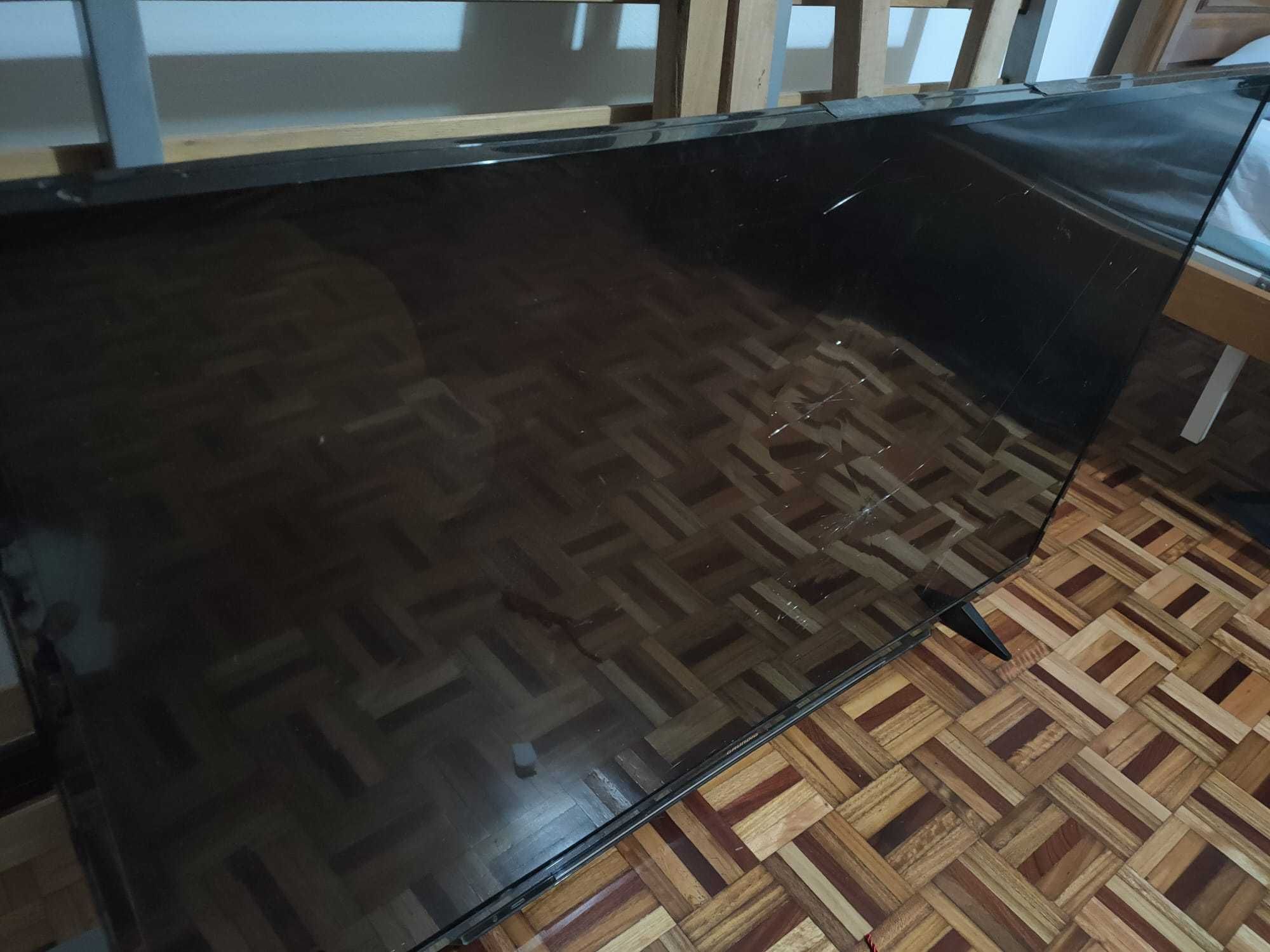 Televisão Grundig 55', modelo 55VLX7810BP, para peças (ecrã partido)