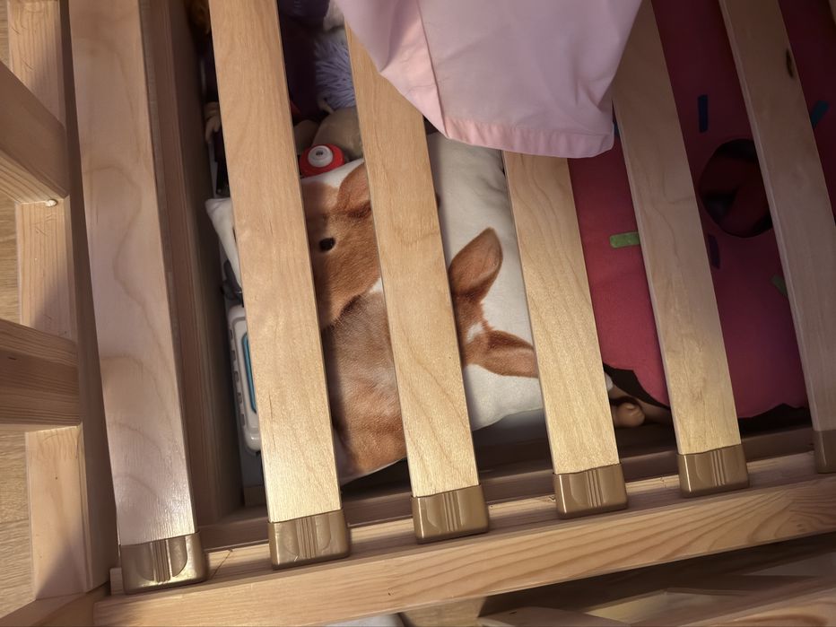 Drewniane łóżko dziecięce 80x140 z barierkami i pojemnikiem