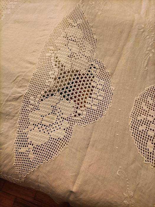 Feito á mão - Toalhas de mesa em renda e linho branco