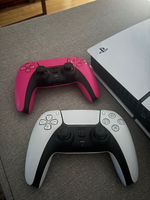 PlayStation com 2 comandos rosa e branco