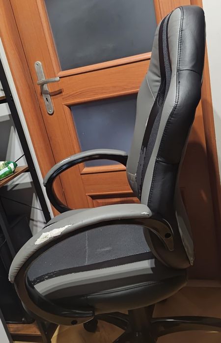 Krzesełko biurowe ,obrotowe , gemingowe .