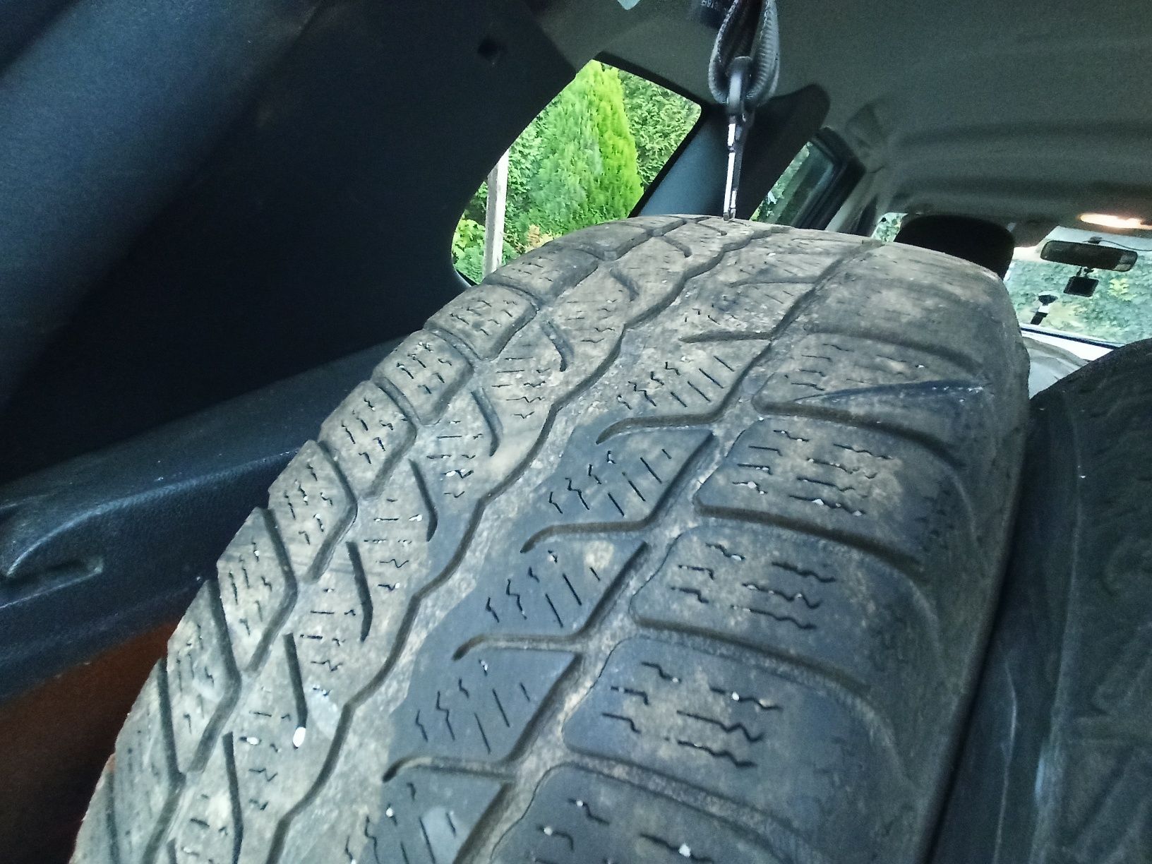 Używane opony zimowe 215/ 65 R 26 98 H