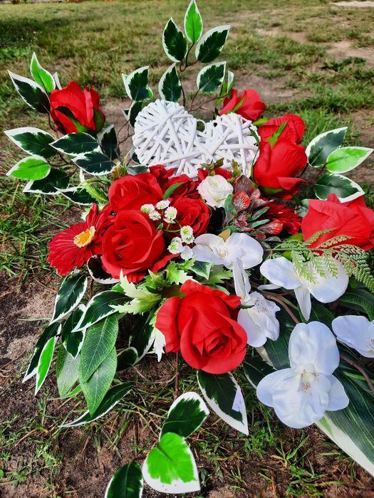 Kompozycja nagrobna z czerwonych róż, stroik na cmentarz