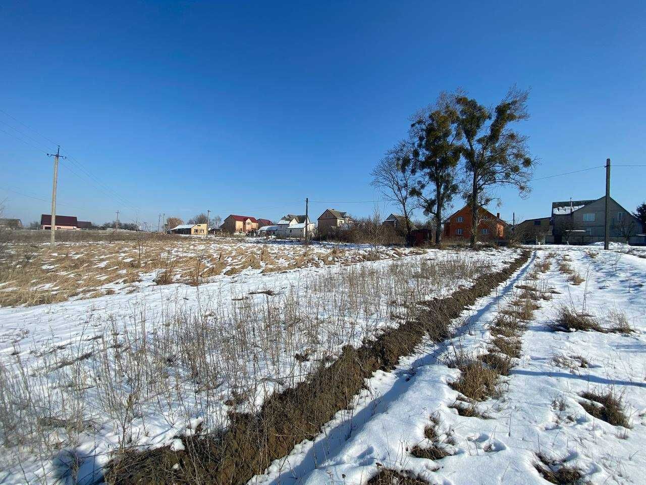 Продаж: Ділянка, с. Микуличі в мальовничому місці на березі озера