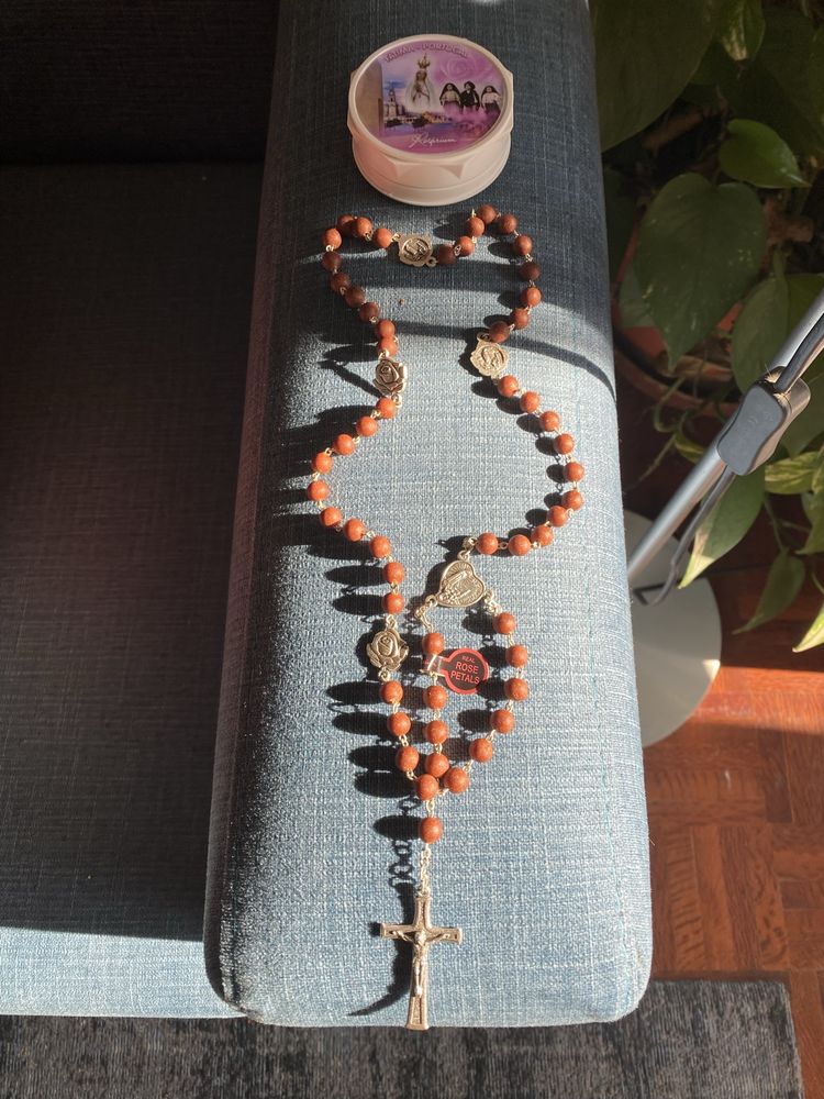 Terço de Nossa Senhora de Fatima feito de cheirosas Pétalas de Rosa