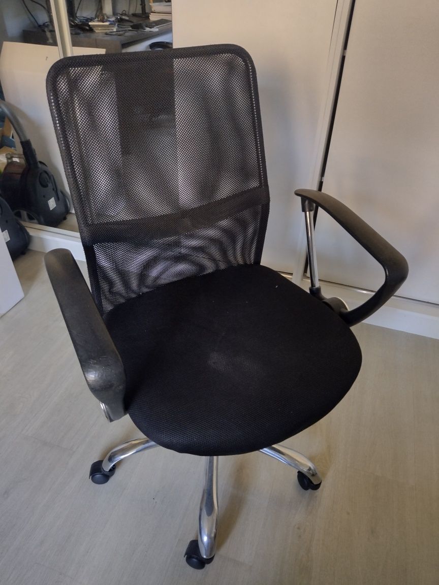 Krzesło biurowe obrotowe czarne na kółkach