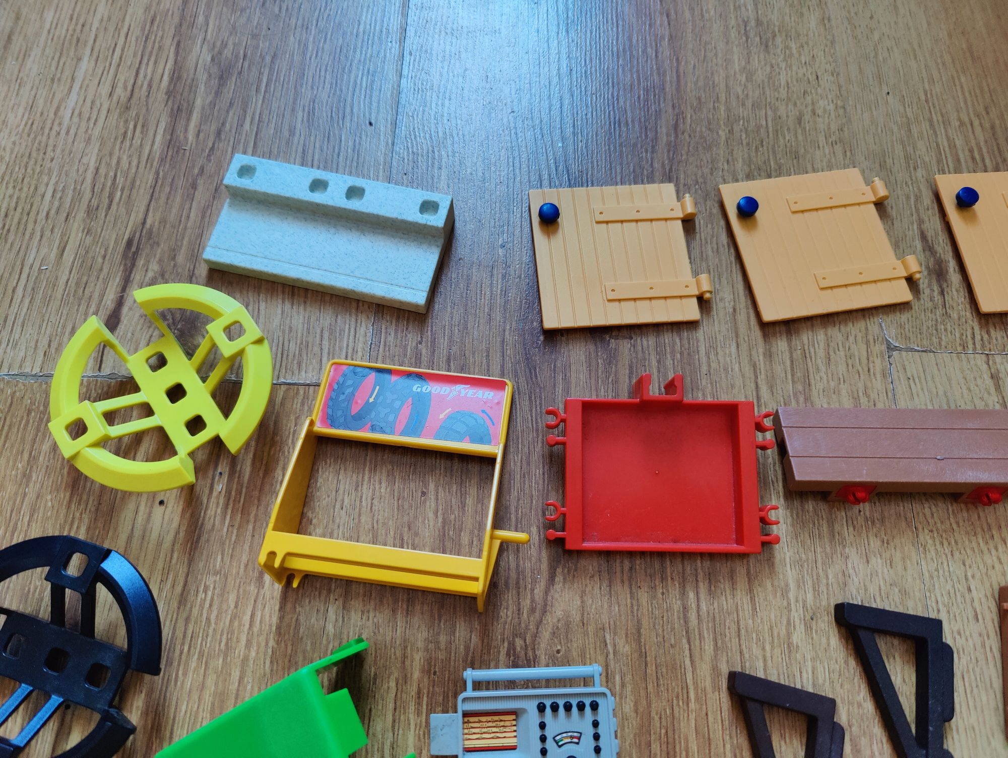 Playmobil - elementy, stoliki, krzesełka, rośliny, mechanik