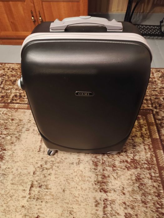 Walizka podróżna na kółkach z wysuwaną rączką