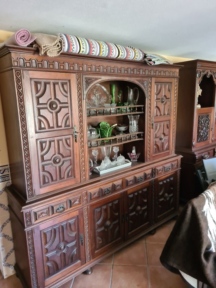 Armarios antigos dois sem decoracao