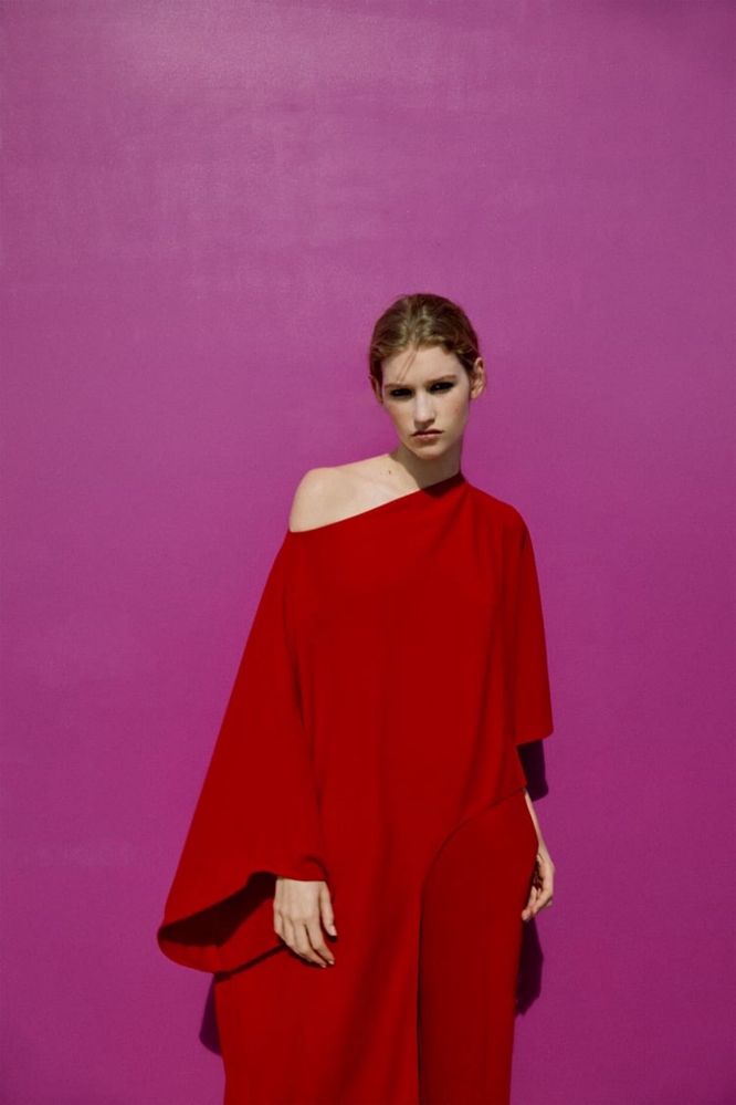 Асиметрична червона блузка Zara