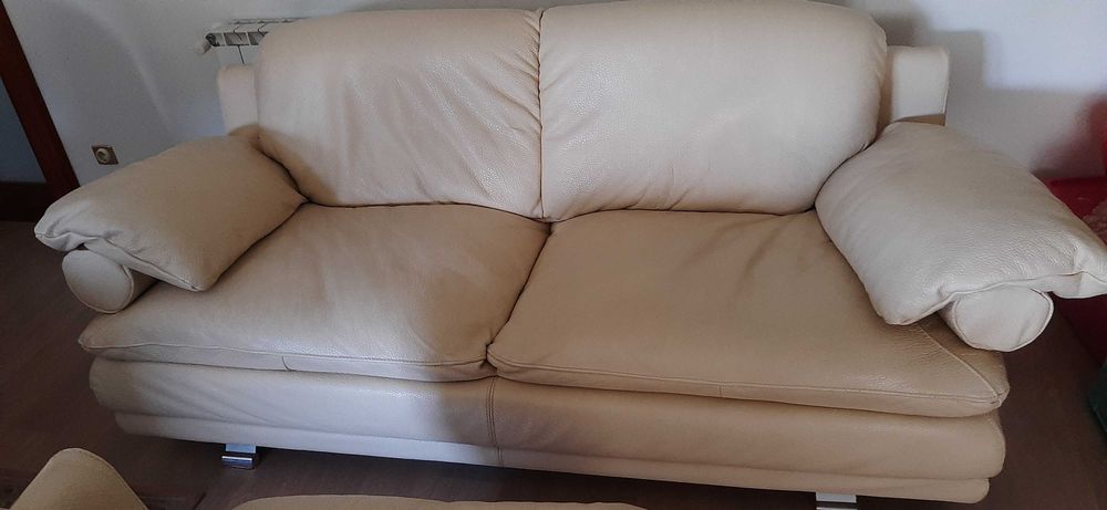 2 sofás em pele branco marfim em bom estado