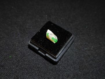 Szmaragd Naturalny - Wyjątkowy Kryształ o Intensywnej Zielonej Barwie!