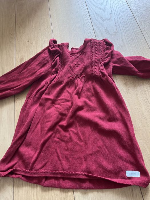 Dwie sukienki, czerwone.