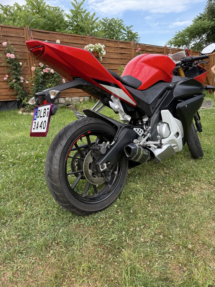Yamaha yzf r125.