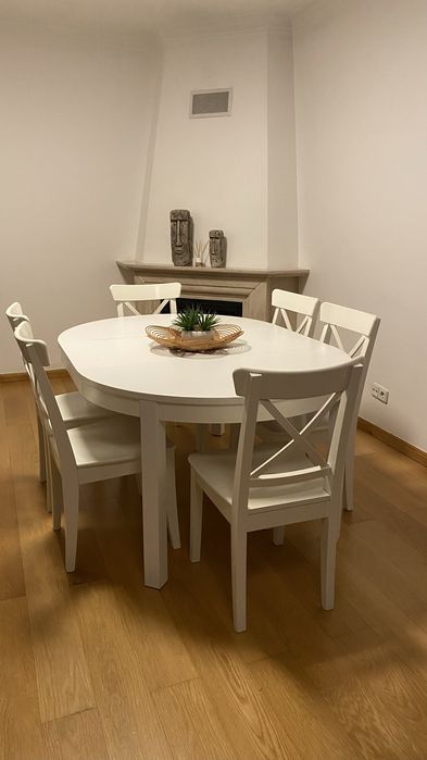 Mesa e cadeiras
