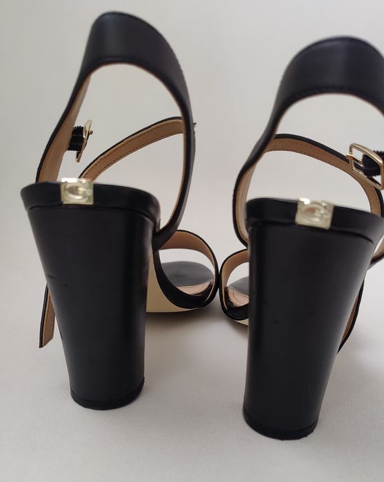 Босоніжки шкіряні Guess