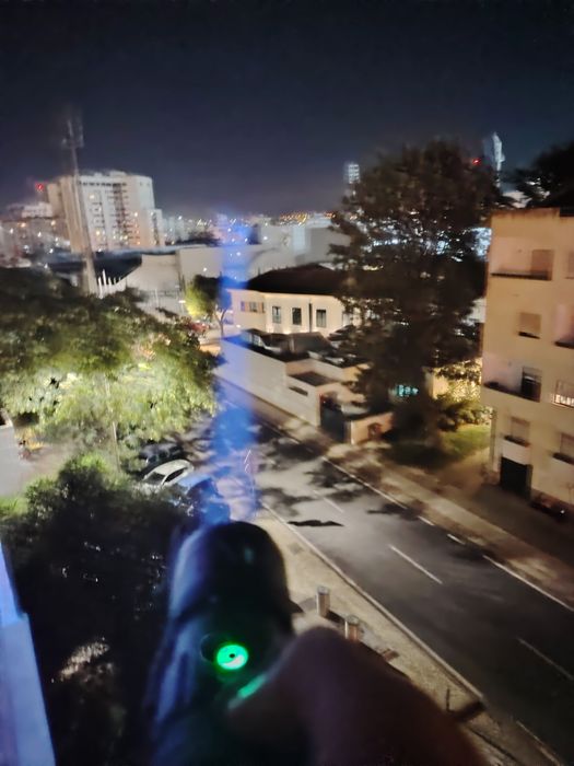 Lanterna tática altamente potente com tripé