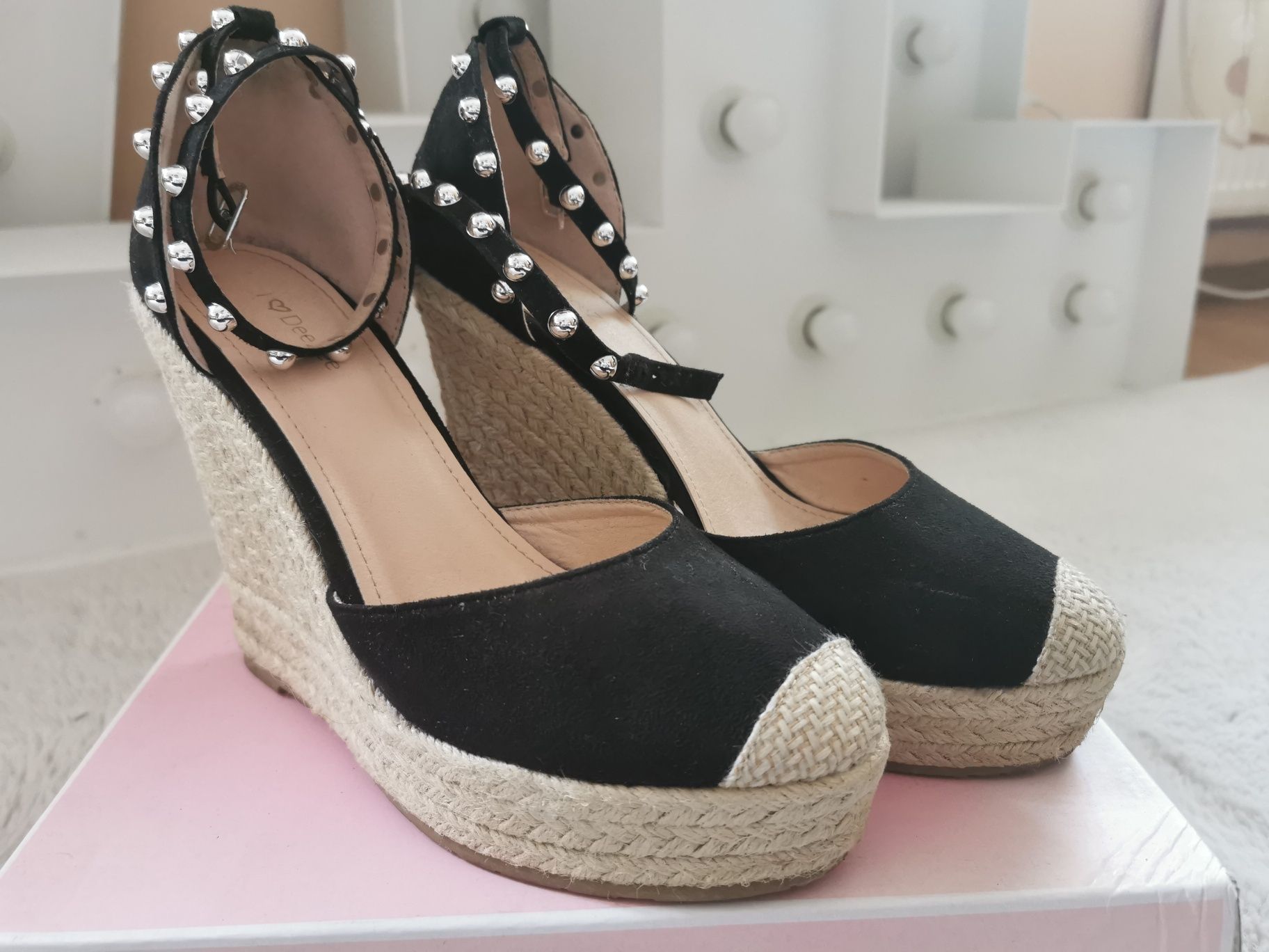 Czarne espadryle na koturnie DeeZee