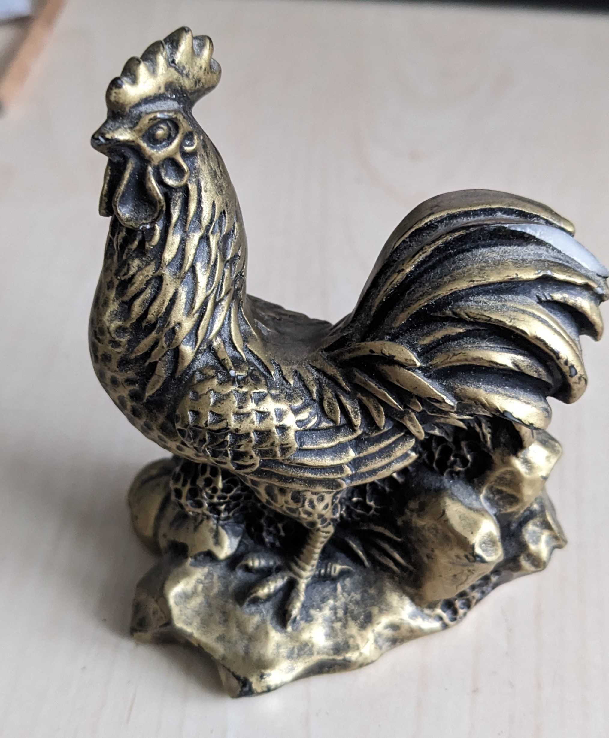 Figurka koguta przynoszącego szczęście do domu,  feng shui