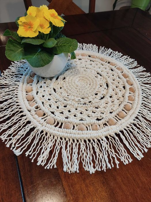 Okrągły makramowy bieżnik w stylu Boho
