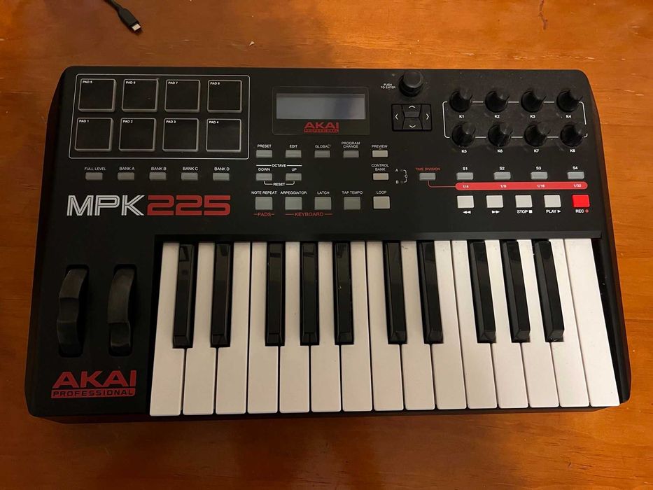 Midi Controller - Akai MPK225 Proffessional