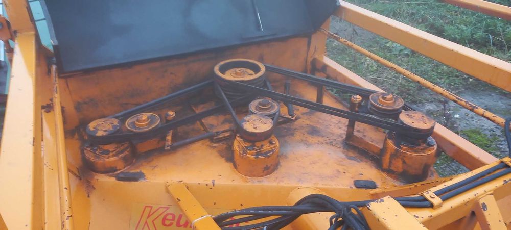 Причіпна косарка цибулі KEULMAC вентиляторного типу (піднімає гичку)