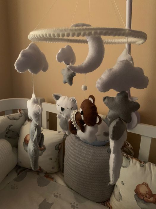 Мобіль з фетру з тримачем і музичним блоком для ліжечка