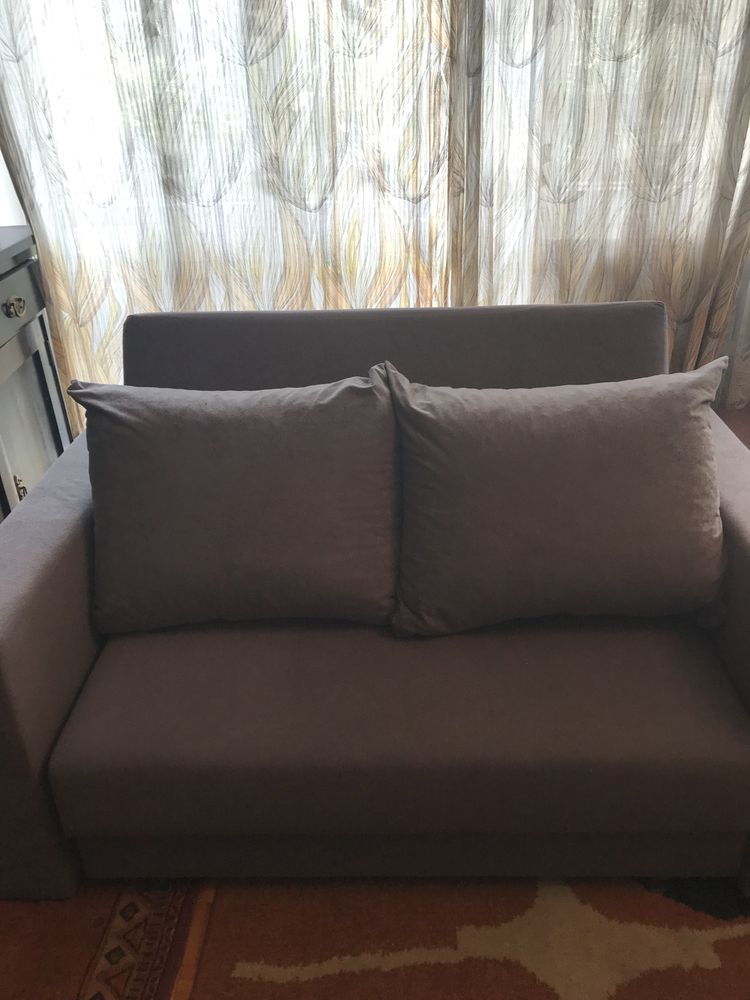 Sofa szara używana z funkcja spania .