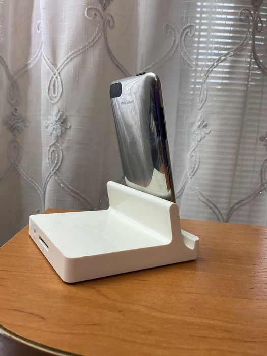 Ipod touch 3 32gb + зарядна станція