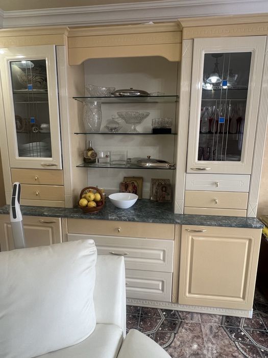 Вітрина для вітальні, кухні , гарний стан