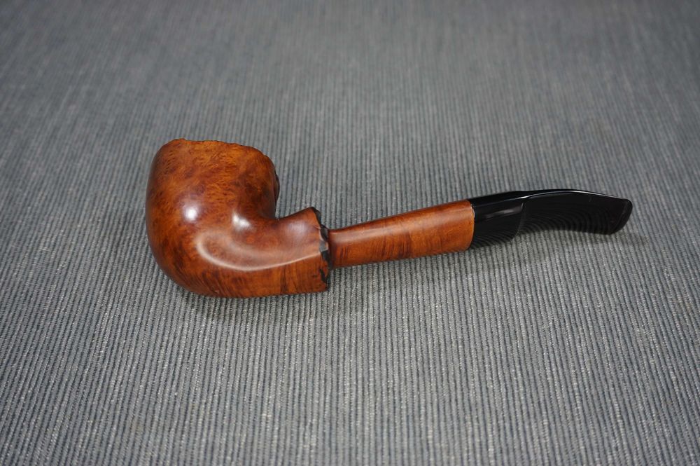 Cachimbo de forma original, ELYSEE, hand made, em urze (França)