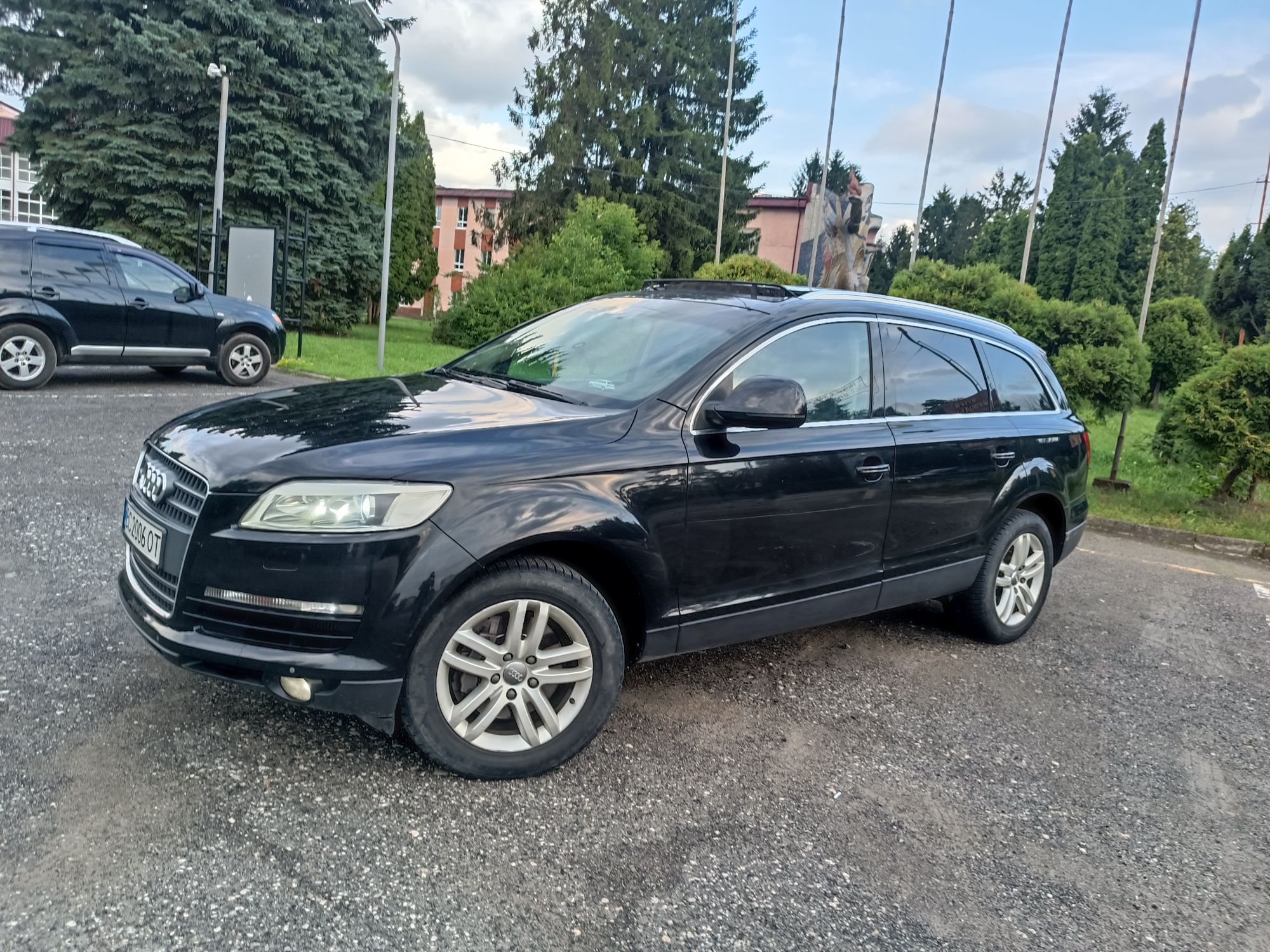 Продам Audi Q7 в багатій комплектації.
