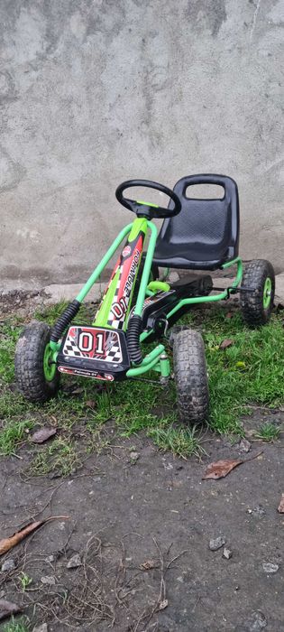 дитяча машина на педалях та три колесний велосипед