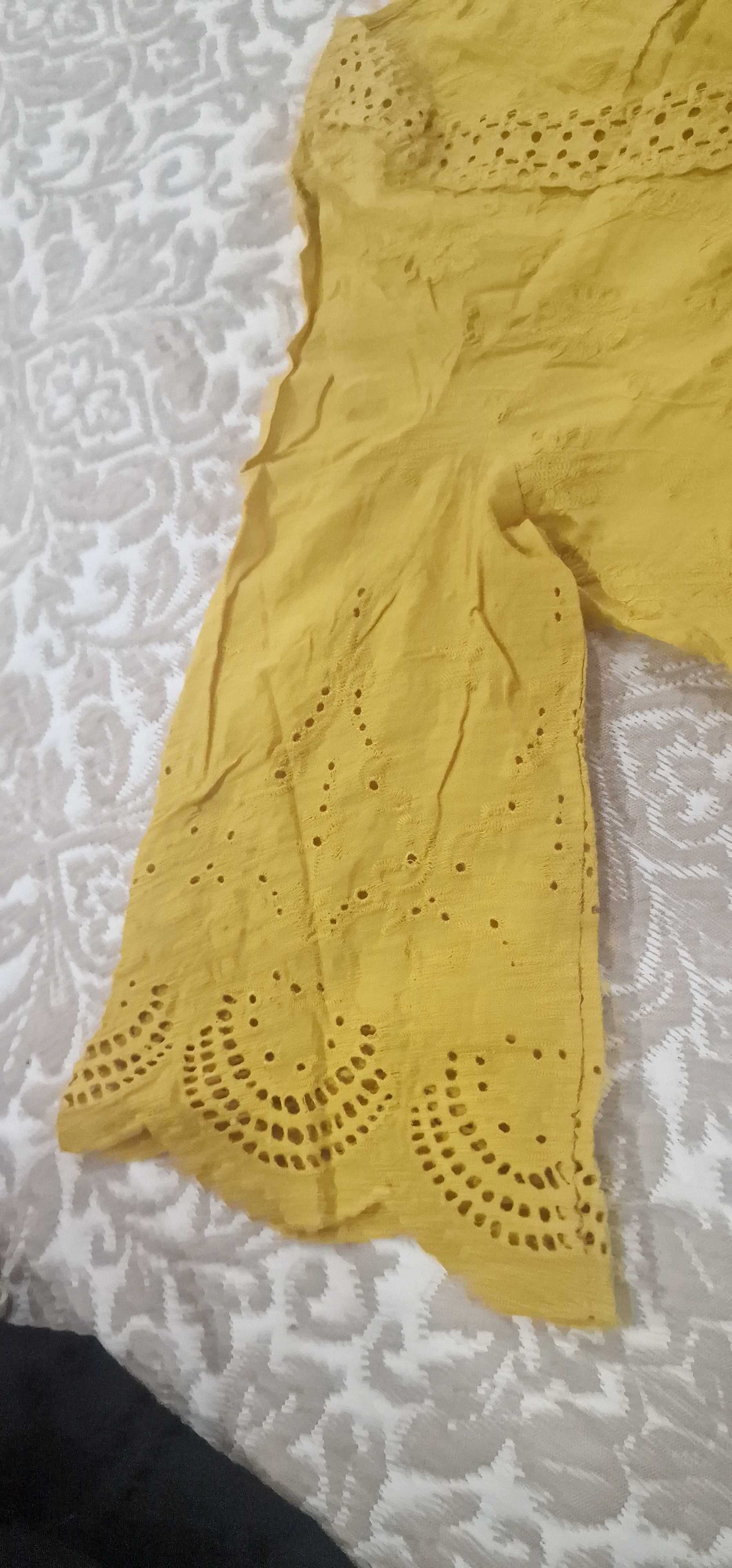 Vestido amarelo com bordado