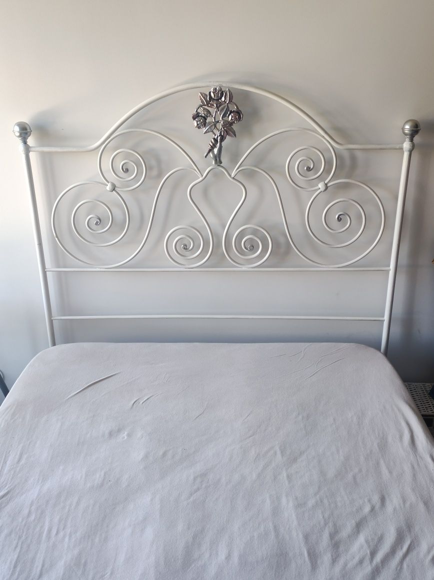Cama de solteiro Vintage em ferro branco