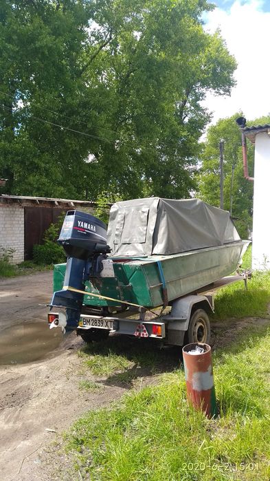 Моторный човен разом з лафетом