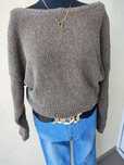 Stylowy brązowy sweter z błyszczącą nitką M/L