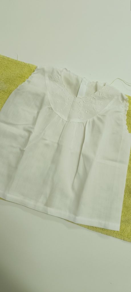 Camisa branca bordada de criança. Não tem etiqueta, mas é para 3 meses