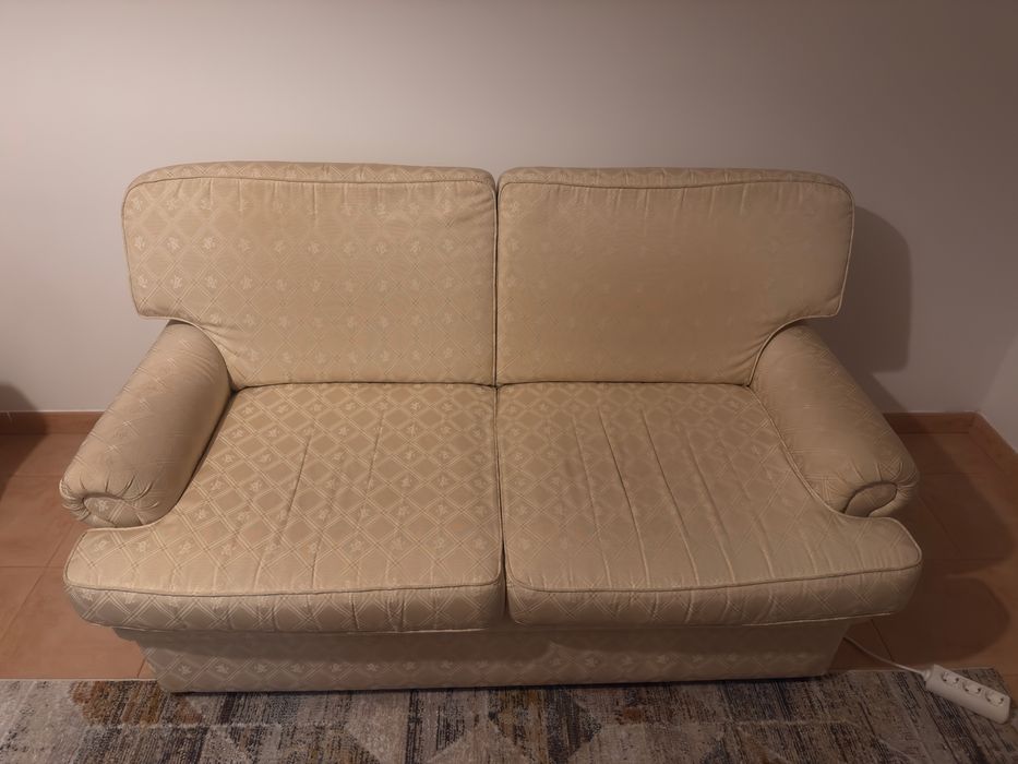 vendo com urgência sofá de 2 lugares