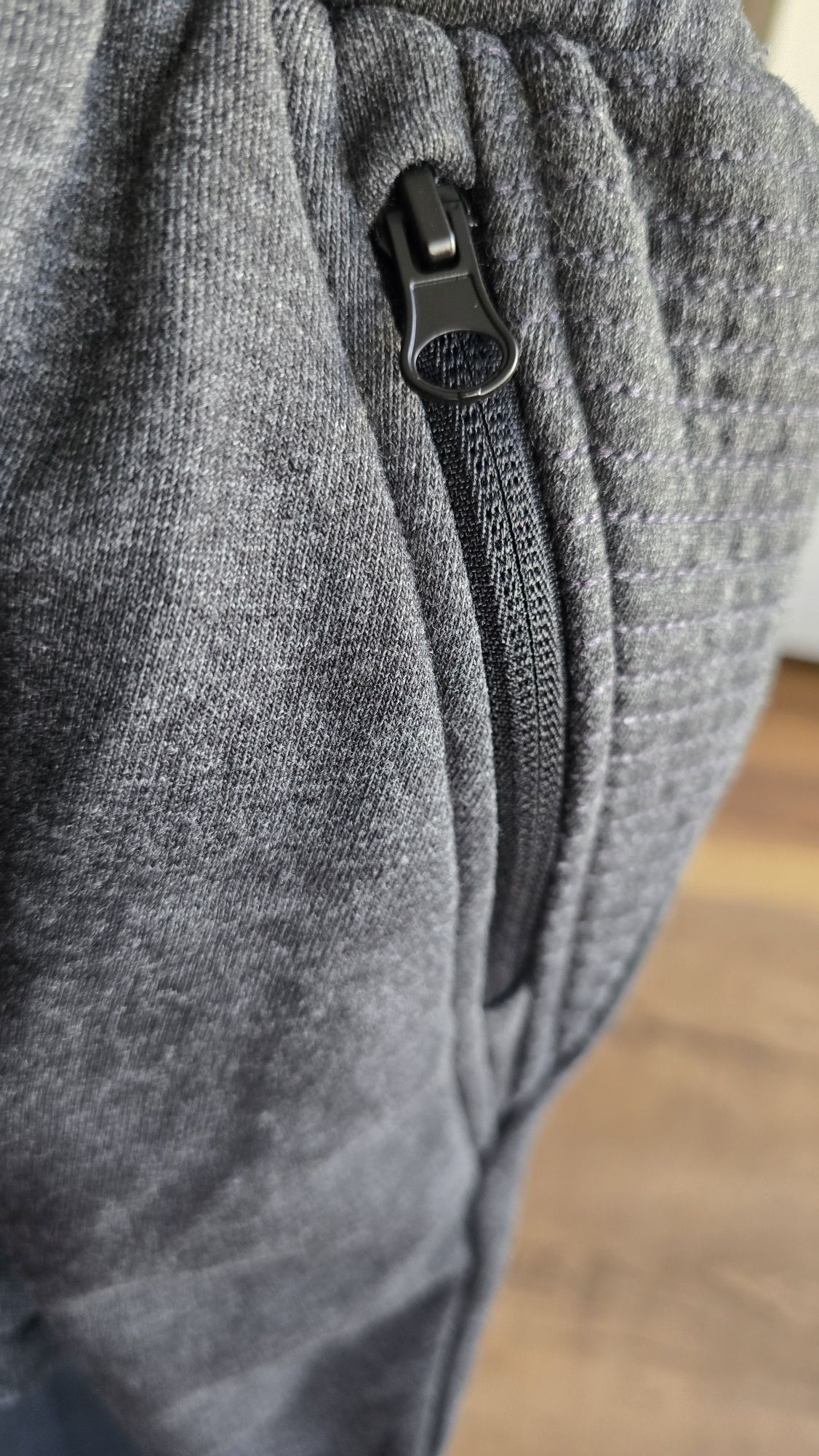 Spodnie dresowe joggersy marki C&A, szare, Rozmiar XS, slim fit.
