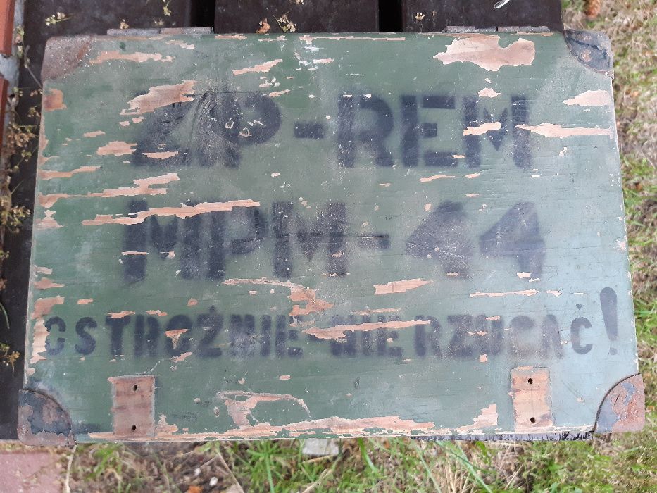 Stara drewniana skrzynka wojskowa.