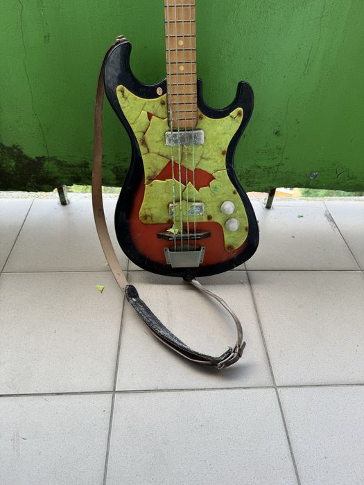 Вінтажна гітара потребує реставрації