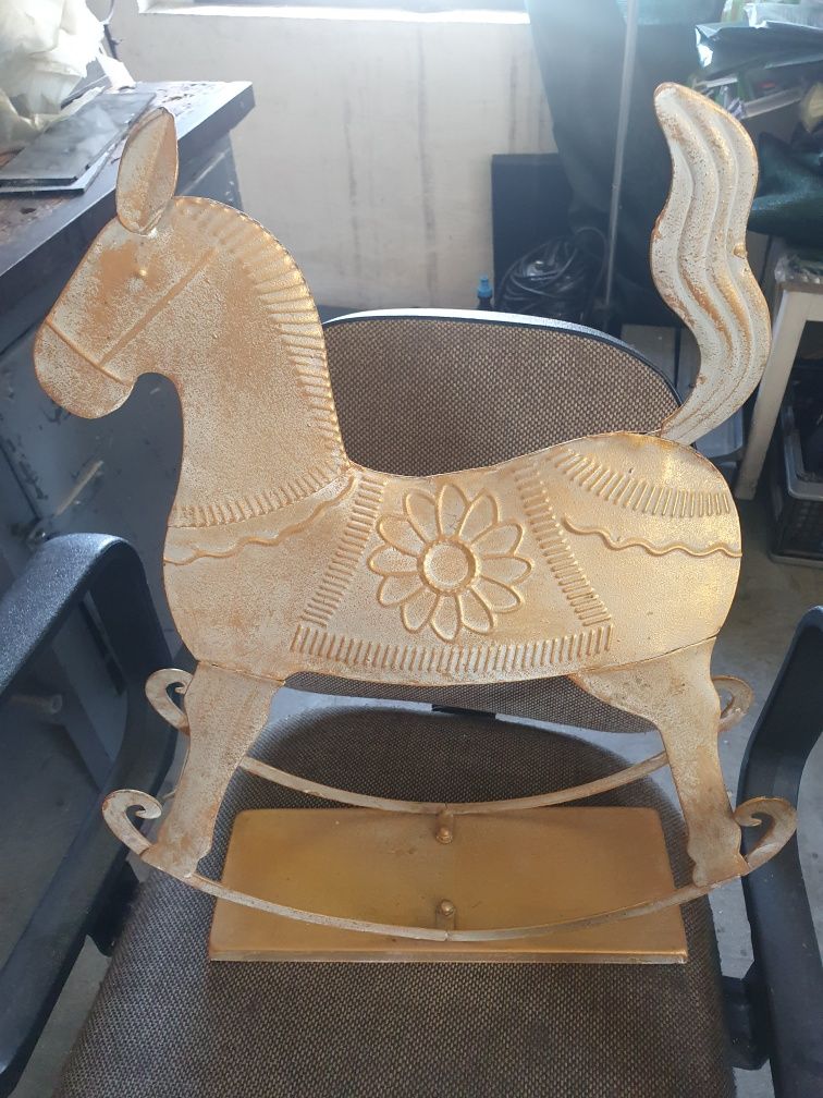 Metalowa figurka konia, koń