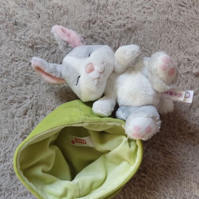 Maskotka króliczek w koszyczku Nici