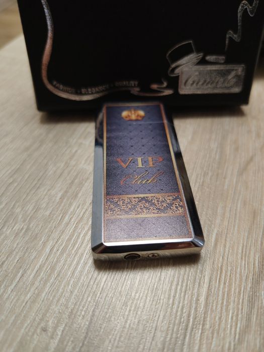 Elegancka zapalniczka gazowa z napisem VIP, na prezent, wzór 1
