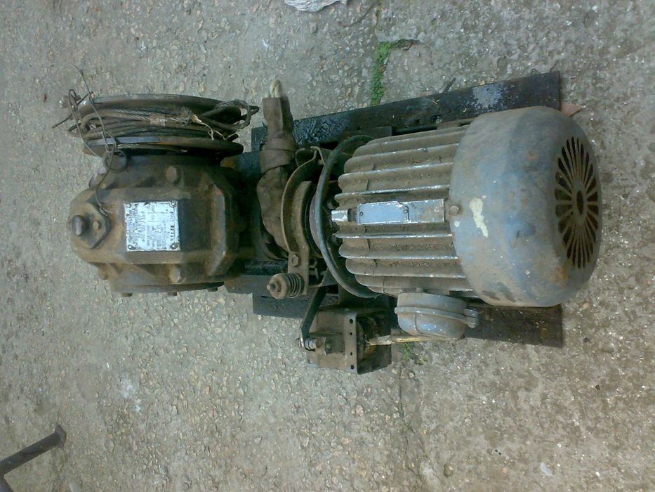 Электро лебедка .3 квт 1420 об мин.для  подъема лодки.машины         .