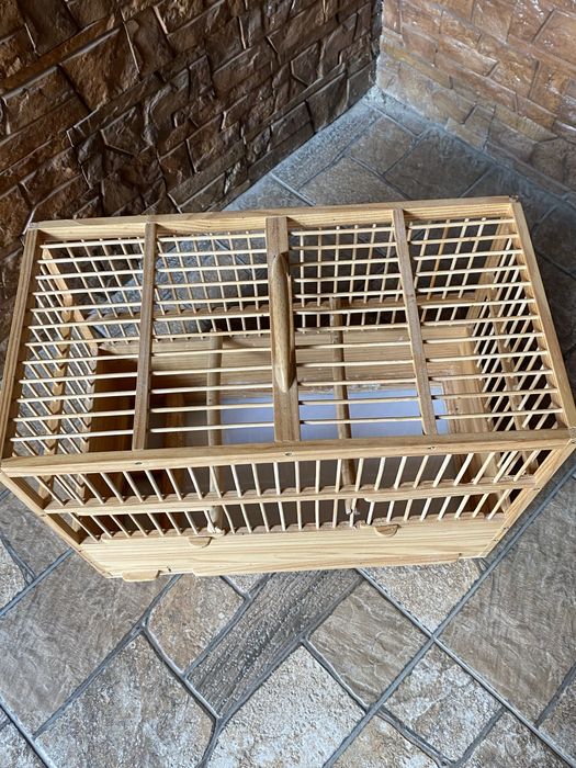 Дерев’яна клітка для птахів